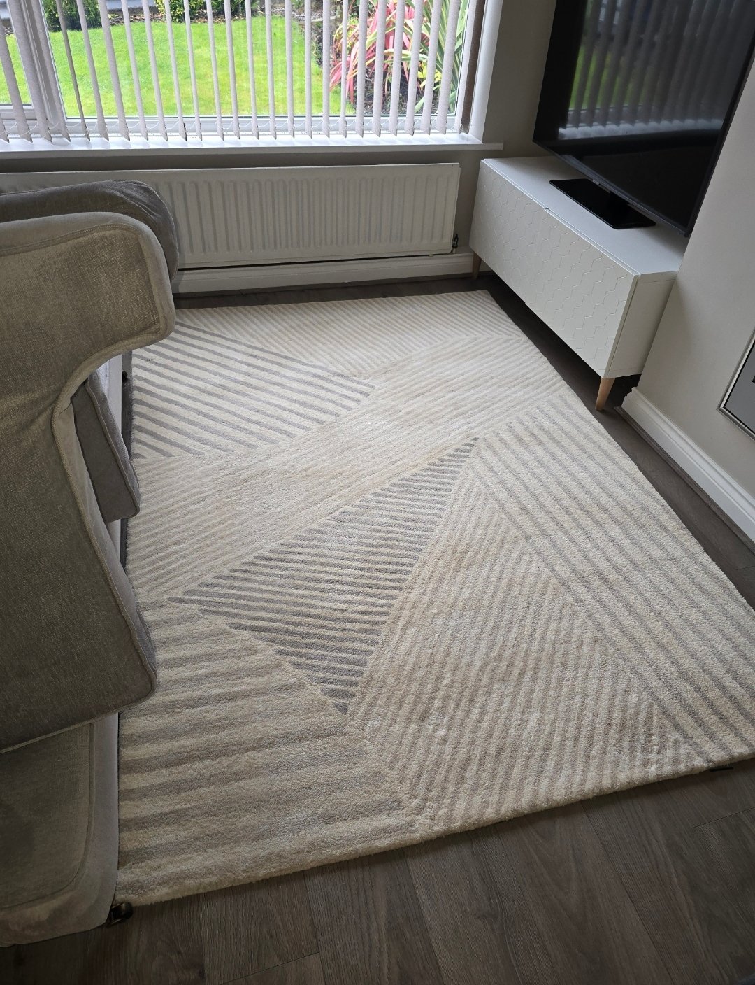 Clean herringbone-pattern rug in a Horsforth living room by the window